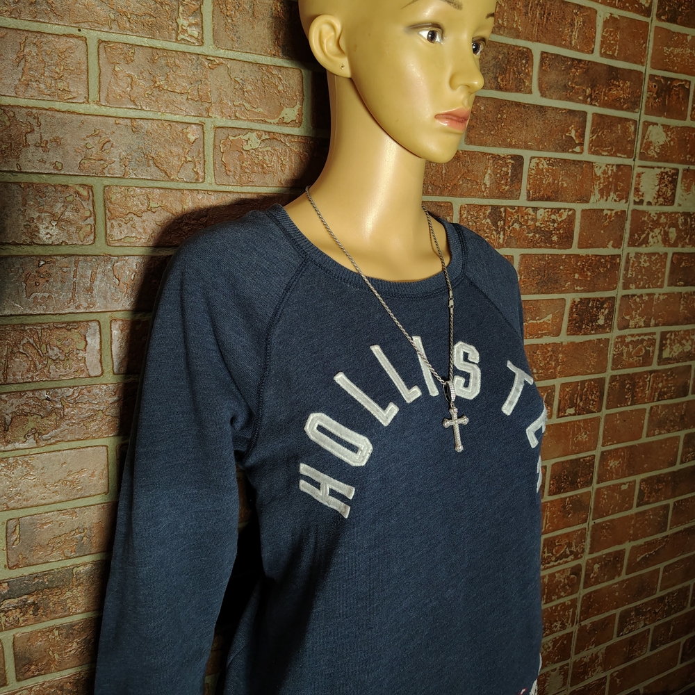 Hollister Navy Logo Crewneck Sweatshirt – Women’s [insert size]Comfy navy crewn